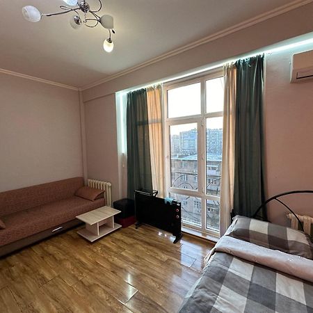 1-Room Apart. 21 On Usenbaeva 52 Near Eurasia Shopping Center Bishkek Bagian luar foto