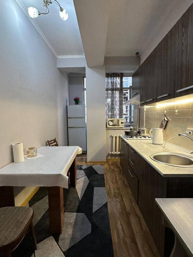 1-Room Apart. 21 On Usenbaeva 52 Near Eurasia Shopping Center Bishkek Bagian luar foto