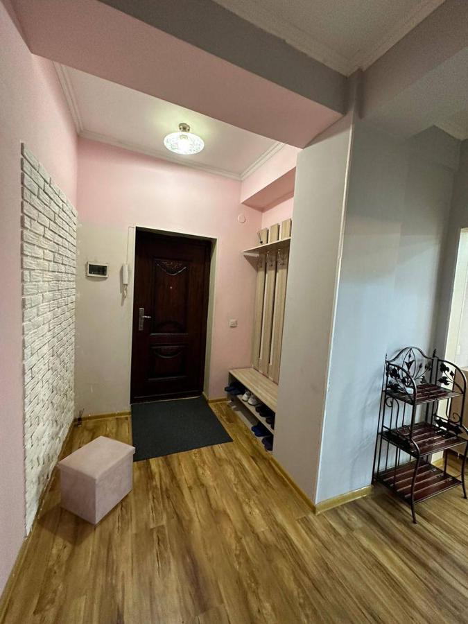 1-Room Apart. 21 On Usenbaeva 52 Near Eurasia Shopping Center Bishkek Bagian luar foto