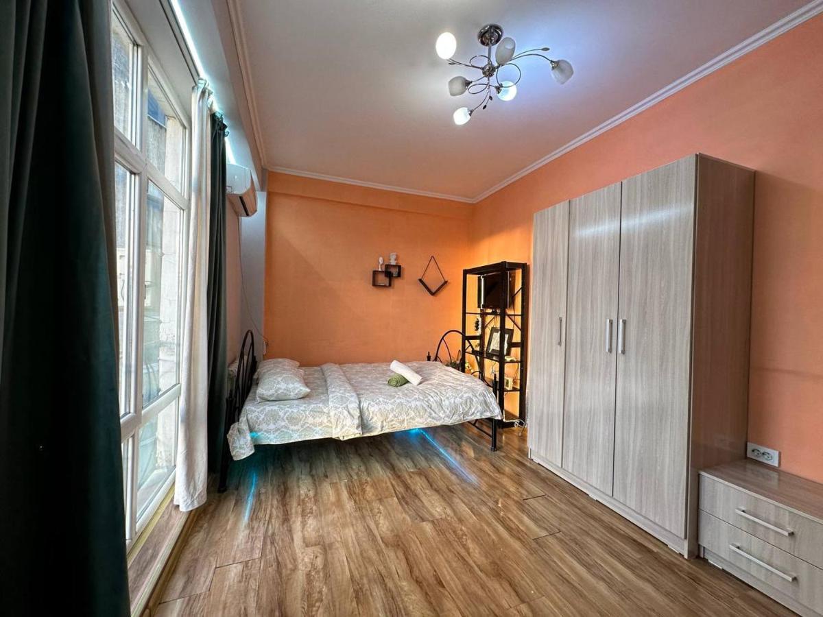 1-Room Apart. 21 On Usenbaeva 52 Near Eurasia Shopping Center Bishkek Bagian luar foto